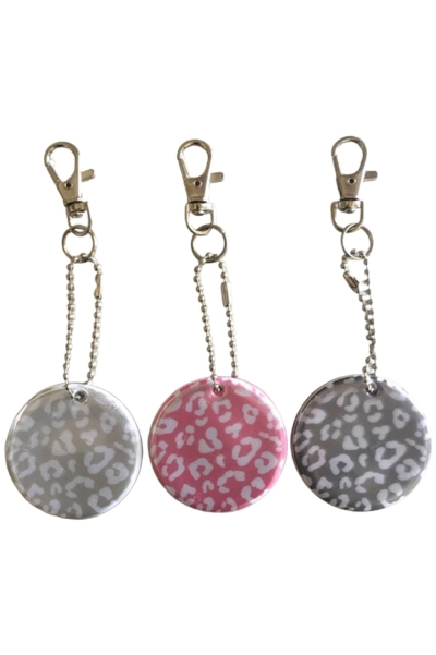 DG-CW: Custom-made double-sided reflective keychains; eco-friendly reflective bag tags; PVC reflective product and tag manufacturing; 150°C high-temperature and high-pressure molding; Material: PVC reflective mesh side view